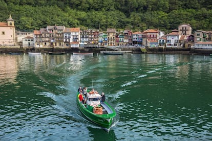 La motora tradicional que cruza de Pasajes de San Juan (en la foto) a Pasajes de San Pedro, en la comarca guipuzcoana de Oarsoaldea (País Vasco). 