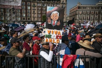 Pasadas las 11.00 horas, los primeros contingentes que partieron desde el Ángel de la Independencia llegaron al Zócalo capitalino. En la imagen, un hombre sostiene un cartel con la imagen de Andrés Manuel López Obrador y la frase "Viva México AMLO".