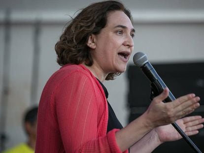 La alcaldesa de Barcelona, Ada Colau, interviene en la Fiesta nacional de Ecuador en la ciudad.