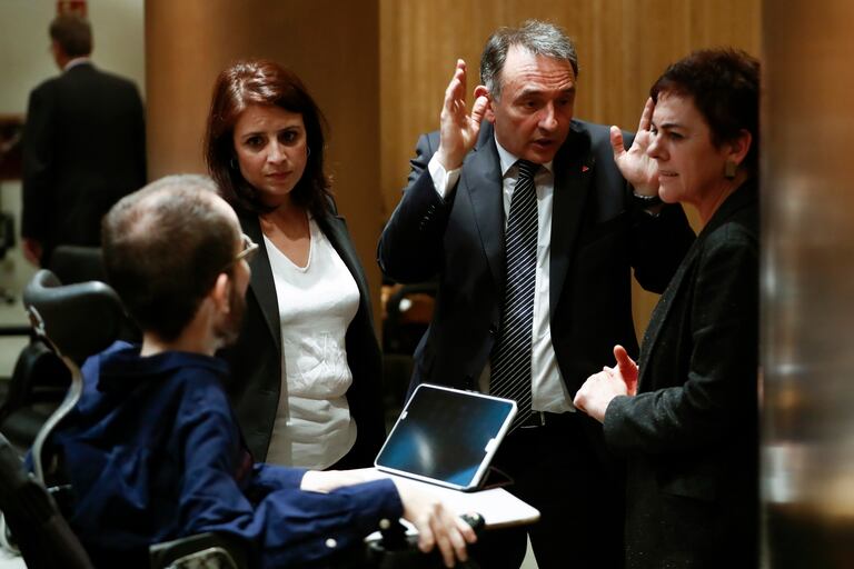 La portavoz socialista, Adriana Lastra, conversa con el portavoz de Unidas Podemos, Pablo Echenique, el diputado de Unidas Podemos, Enrique Santiago, y la diputada de Bildu, Mertxe Aizpurua, el pasado miércoles en la Comisión del Congreso para la Reconstrucción Social y Económica.