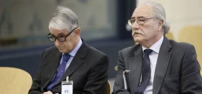 El expresidente de Caja Castilla La Mancha (CCM), Juan Pedro Hernández Moltó (a la derecha en la imagen) y su exdirector general Ildefonso Ortega.