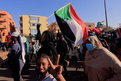 Un grupo de mujeres marchan durante una manifestación, el pasado 24 de enero, contra el régimen militar tras el golpe de estado del mes pasado en Jartum, Sudán.