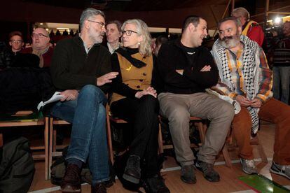 Carles Riera (i), con la regidora Mar&iacute;a Jos&eacute; Lecha (2i), y el alcalde S&aacute;nchez Gordillo (d), en el mitin de final de campa&ntilde;a de la CUP en Barcelona. 