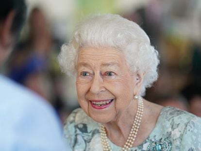 Isabell II, en un uno de sus últimos actos oficiales, el 15 de julio de 2022 en el Thames Hospice, en Maidenhead (Inglaterra).