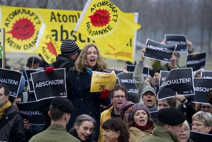 Protesta contra la energía nuclear, ayer en Berlín. Alemania anunció el cierre temporal de las siete centrales nucleares más antiguas.