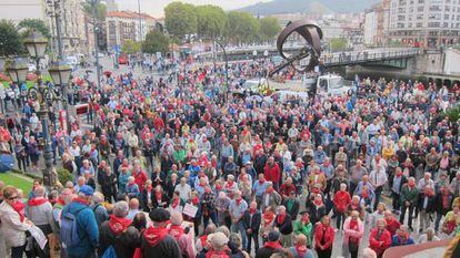 Concentración de los pensionistas vizcaínos junto al Ayuntamiento de Bilbao.