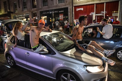 Aficionados italianos celebran en Milán la victoria de Italia.