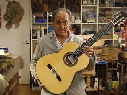 Felipe Conde, en el taller en el que construye sus guitarras, frente al Teatro Real de Madrid.