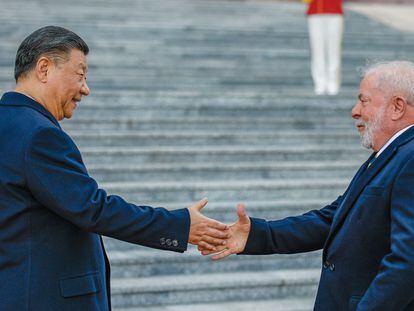 El presidente de China, Xi Jinping, junto a su homólogo Lula da Silva, el 14 de abril en Pekín.
