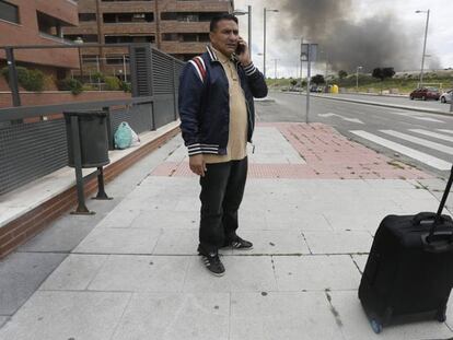 Un vecino regresa a su vivienda en Seseña. Kike Para