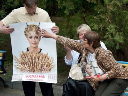 Seguidores de Timoshenko sostienen carteles con su retrato cerca del hospital donde se encuentra en Kharkiv (Ucrania).