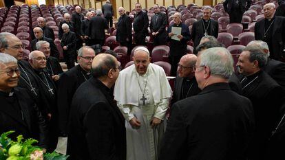 El papa Francisco junto a los obispos de la Conferencia Episcopal Española, este martes en el Vaticano.