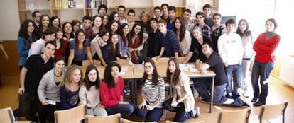 Esperanza Aguirre posa esta mañana con los alumnos del instituto San Mateo.