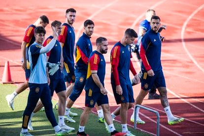 Los jugadores de la selección española masculina durante el entrenamiento, este lunes en Las Rozas.


