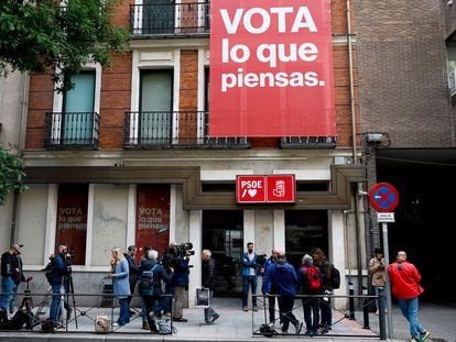 Periodistas en el exterior de la sede del PSOE en la calle Ferraz de Madrid, donde se reunió la dirección del partido para analizar los resultados del 28-M.