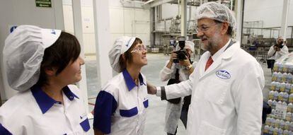 Rajoy visita la fábrica de Central Asturiana en Zarzalejo (Madrid) y se reúne con los representantes del sector.