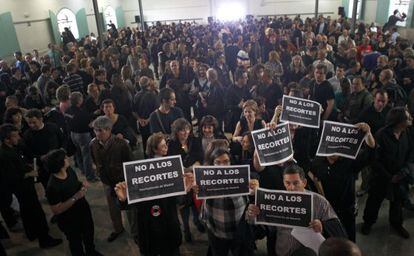 Trabajadores municipales en el Matadero antes de que empezara la asamblea.