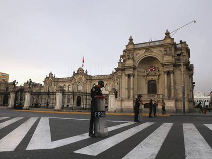 La policía monta guardia frente al Palacio de Gobierno en Lima.