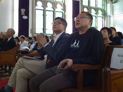 Los líderes condenados Benny Tai (derecha), Chan Kin-man (centro) y Chu Yiu-ming (primero del banco de la izquierda) durante una misa el pasado 6 de abril.