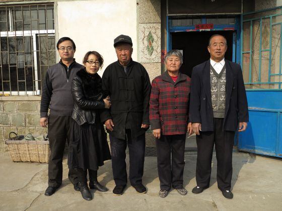La familia de Mo Yan en su pueblo natal.