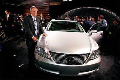 Jim Press, presidente de Toyota y Lexus en Estados Unidos, junto al nuevo LS 460, el automóvil más sofisticado del momento y una de las estrellas del certamen norteamericano.