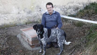Jaume Conejero, amb el seu gos, al costat del pou on va caure.