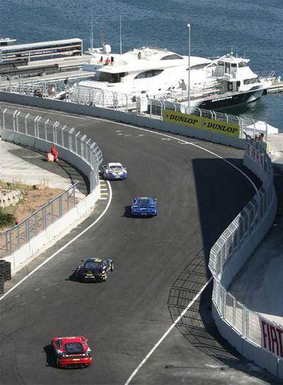 Una vista del circuito, en la zona de la dársena, con los yates al fondo.