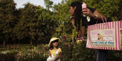 Una niña y su madre posan para una foto en el Lodi Park, Nueva Delhi.