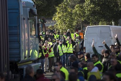 Manifestantes del gremio del taxi cortan la Ronda Litoral de Barcelona.