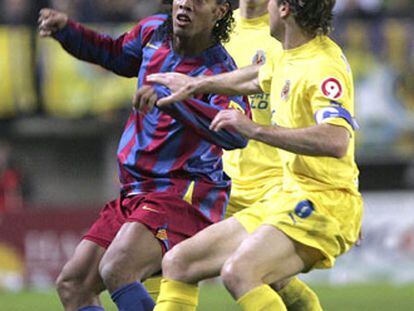 Ronaldinho  trata de controlar el balón ante Arruabarrena y Gonzalo Rodríguez.