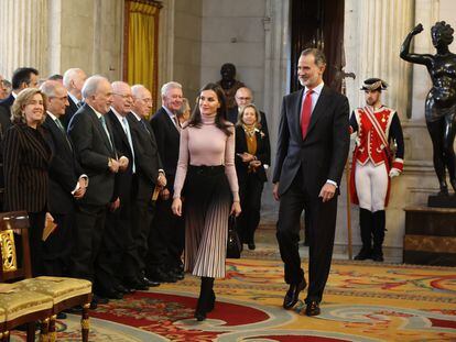 La reina Letizia y el rey Felipe, a su llegada a la presentación este martes del portal Historia Hispánica, en el Palacio Real.