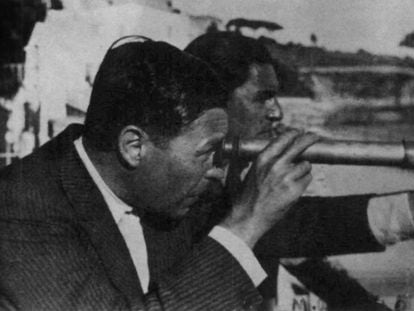 Josep Pla i un amic observant el mar amb una ullera de llarga vista al Canadell el 1935.