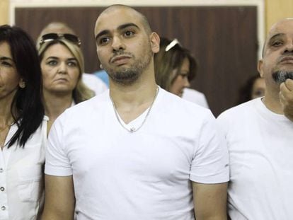 El soldado Elor Azaria, entre sus padres, en la apelaci&oacute;n de su condena en Tel Aviv, en julio.