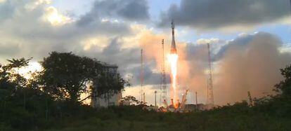 Despegue del cohete Soyuz desde la base de Kourou (en la Guayana Francesa) con el sat&eacute;lite de observaci&oacute;n de la Tierra `Sentinel 1A&acute;.