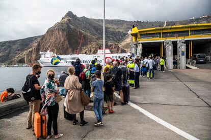 Pasajeros suben al ferri que lleva de la isla de La Palma a Tenerife, el día 3 después de otro cierre del aeropuerto.