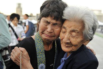 Dos supervivientes de la explosión nuclear de Hiroshima rezan por las víctimas en el acto de conmemoración.