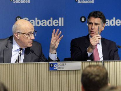 Josep Oliu, presidente de Banco Sabadell, y Jaime Guardiola, consejero delegado.