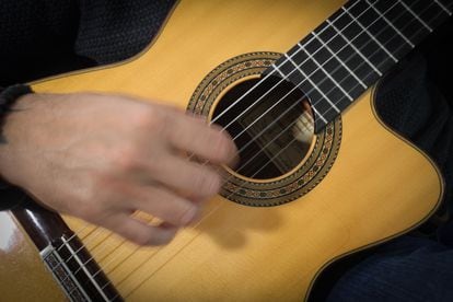 La mano de Josemi Carmona tocando la guitarra. 