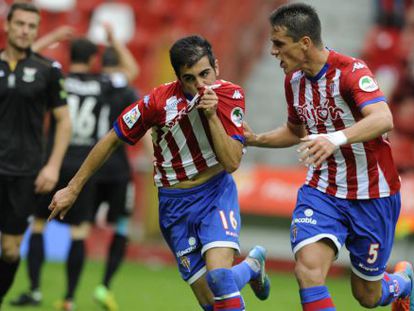 Carlos Castro celebra su primer gol con el Sporting.