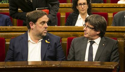 Oriol Junqueras (esq.) i Carles Puigdemont al Parlament, el 2017.