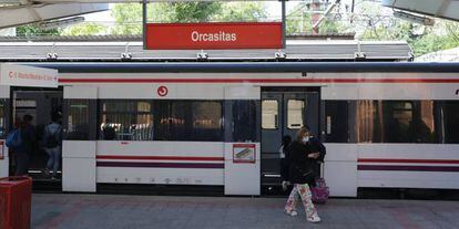 Un tren de Cercanías en la estación madrileña de Orcasitas.