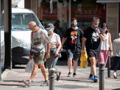 Varias personas caminan por Usera, una de las zonas de Madrid más afectadas por el aumento de contagios de la covid-19.