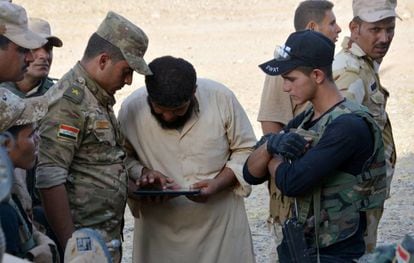 Soldados del Ej&eacute;rcito iraqu&iacute; analizan las posiciones del ISIS en Mosul, en una localizaci&oacute;n al sur de la ciudad, el 13 de agosto. 