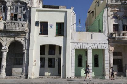 Un turista deambula frente a unas viviendas de alquiler en Cuba.