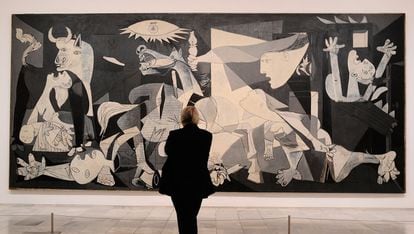 Una visitante contempla el 'Guernica' de Picasso en el Museo Reina Sofía.