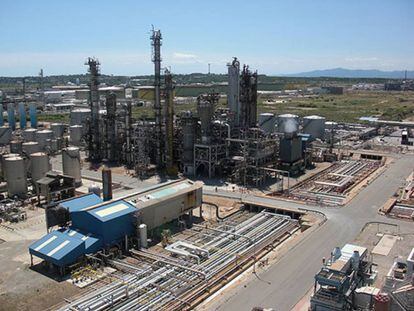 Instalaciones de la empresa Industrias Químicas del Oxido de Etileno (IQOXE) en La Canonja (Tarragona).