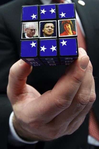 Un cubo de Rubick con las imágenes de Van Rompuy, Durão Barroso y Ashton.