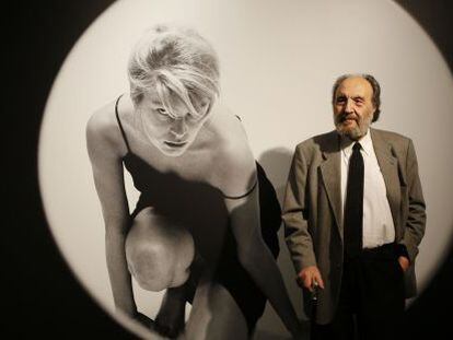 Leopoldo Pomés davant una de les seves fotografies: 'Finestra rodona 2', del 1959.