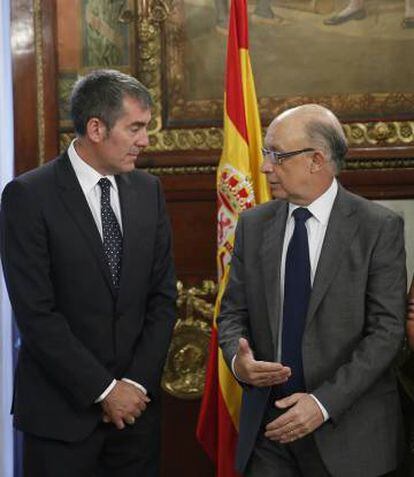 El presidente canario, Fernando Clavijo, junto al ministro de Hacienda, Cristóbal Montoro.