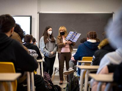 La doctora Ana Heller en una clase con los alumnos del instituto público Las Musas, en Madrid.